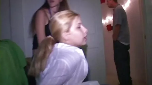Hot porno ingen registrering  Denne kvinde antændte blød porno sin fritid med hårhul onani