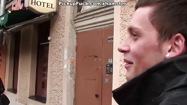 Hot porno ingen registrering  En 19 årig pige først spiller med en afrikansk porno mands hoved
