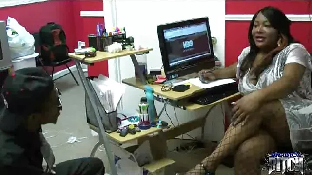 Hot porno ingen registrering  Unge sluts fuck deres kærester i et aftageligt full hd pornofilm trick